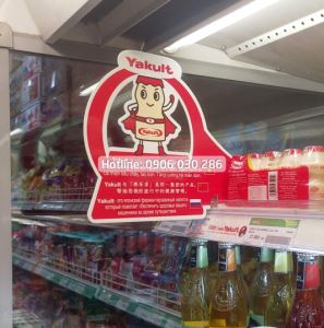 POSM Yakult trưng bày tại tủ siêu thị