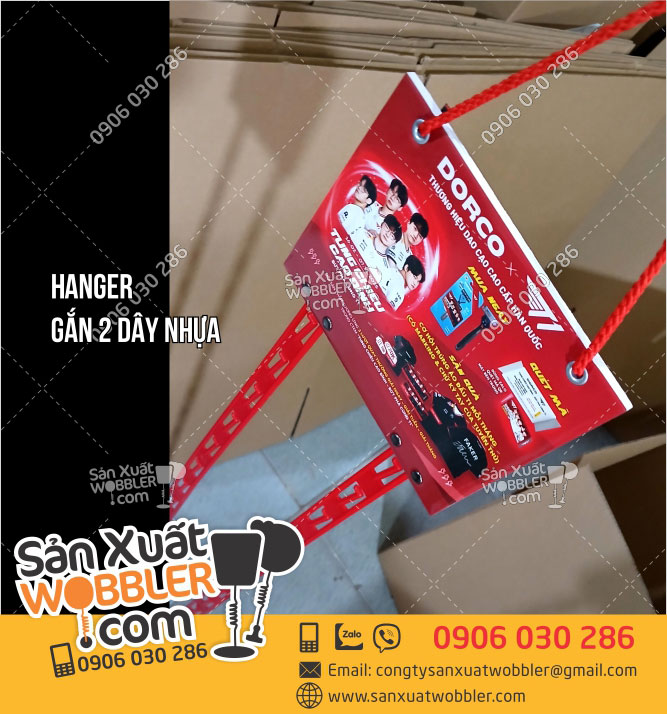 Hanger-fomex-gắn-2-dây-nhựa-màu-đỏ-quảng-cáo-dao-cạo-râu