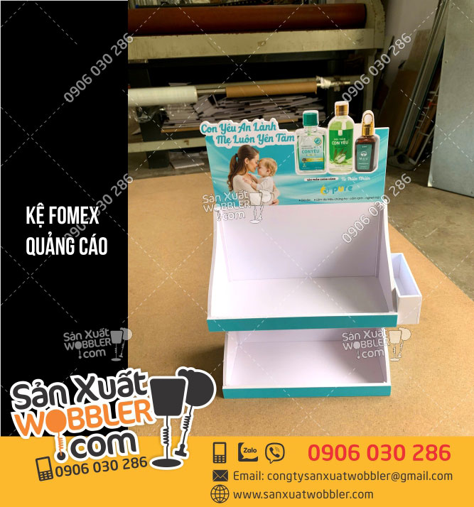 Kệ-fomex-trưng-bày-sản-phẩm-dầu-tràm