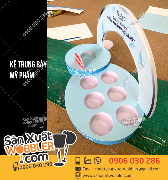 Kệ-trưng-bày-mỹ-phẩm-chăm-sóc-da-chất-liệu-fomat