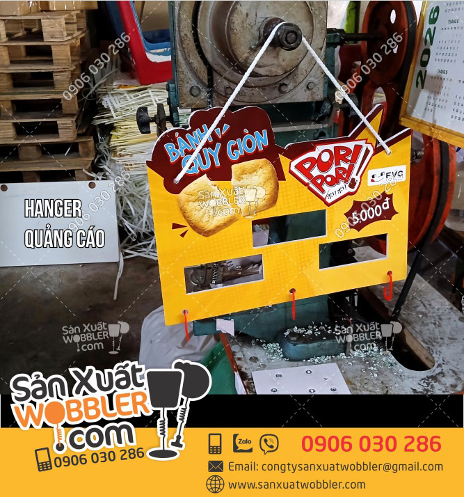 Mẫu-Hanger-fomex-trưng-bày-Bánh-Quy-đong-gói-theo-dây