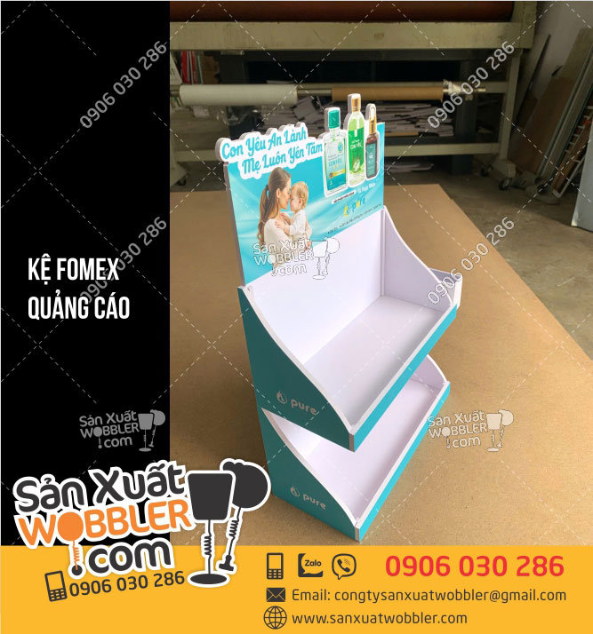 Mẫu-Kệ-fomex-trưng-bày-sản-phẩm-dầu-tràm