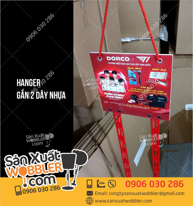 Sản-xuất-Hanger-fomex-gắn-2-dây-nhựa-màu-đỏ-quảng-cáo-dao-cạo-râu